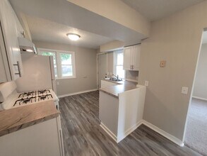 3220 E University Ave in Des Moines, IA - Building Photo - Building Photo