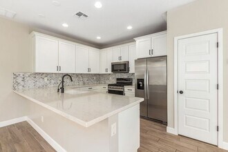 2026 W Desert Hollow Dr in Phoenix, AZ - Building Photo - Building Photo