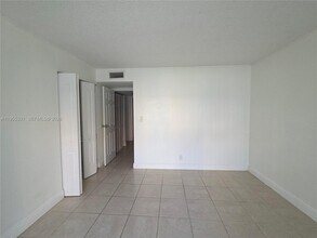17901 NW 68th Ave in Hialeah, FL - Foto de edificio - Building Photo