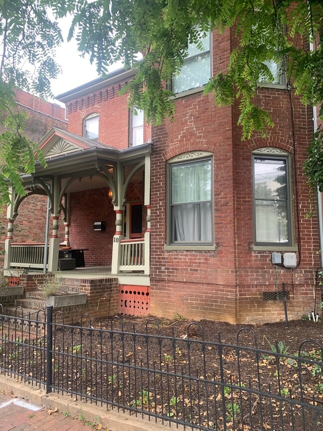 10 N Market St, Unit 3 in Staunton, VA - Foto de edificio - Building Photo
