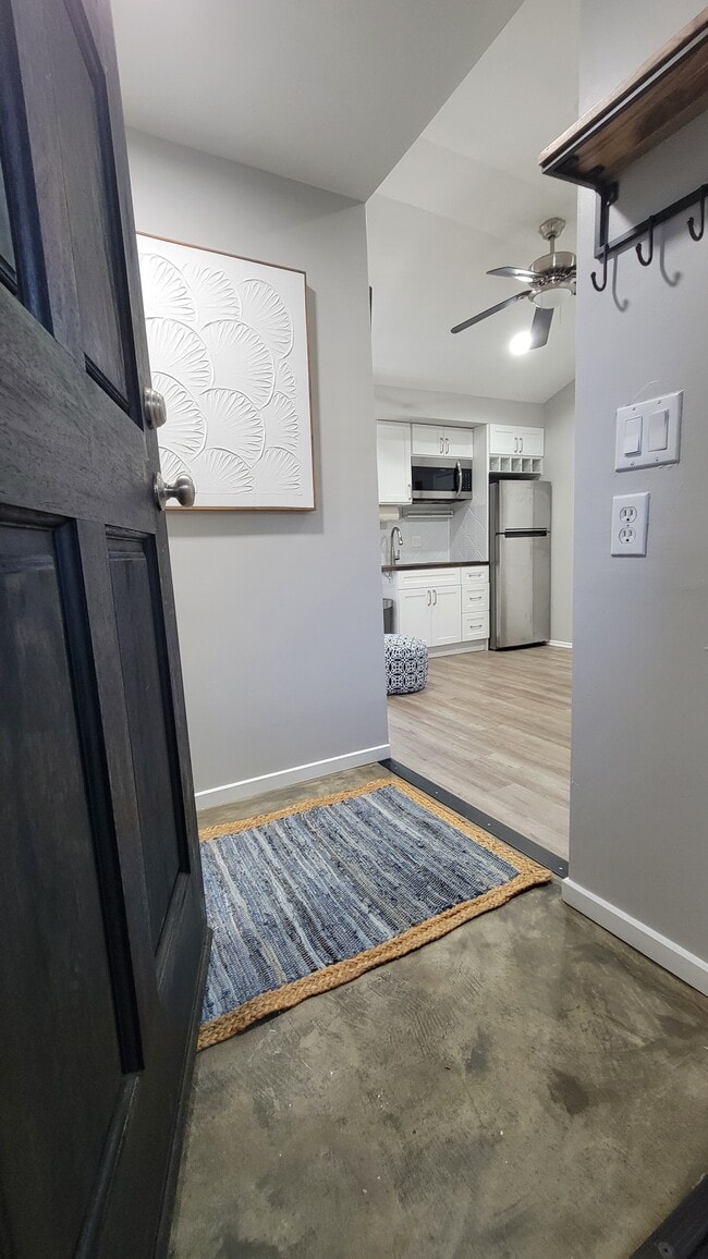 17731 Raymer St in Northridge, CA - Building Photo - Building Photo