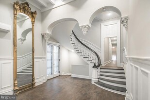 2010 Walnut St in Philadelphia, PA - Building Photo