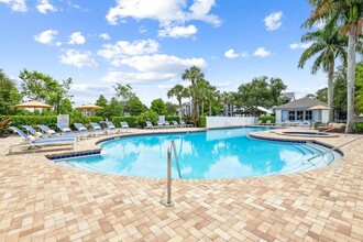 Halston Lakeside in Sarasota, FL - Building Photo - Building Photo