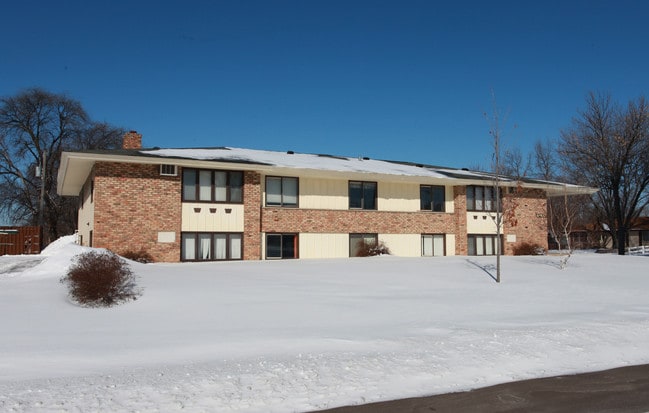 1107 Emerson Ln in Brooklyn Park, MN - Foto de edificio - Building Photo