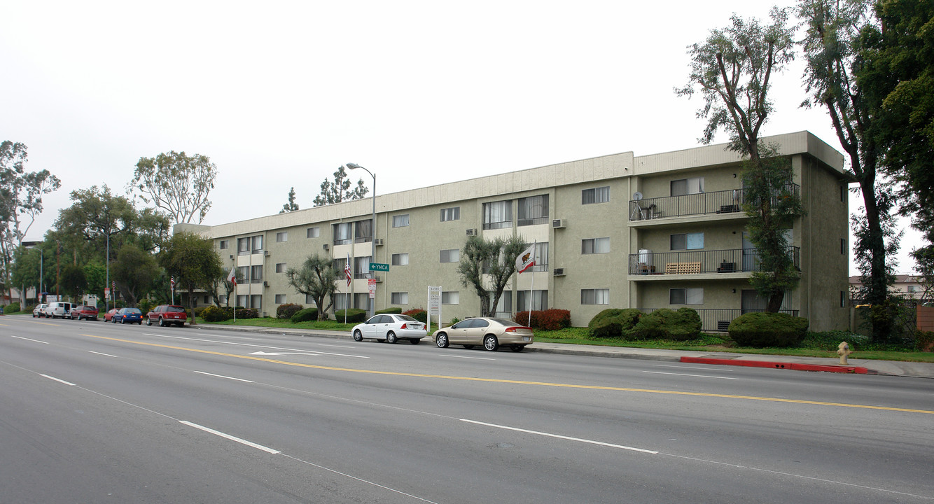 Oak Tree Apartments in Van Nuys, CA - Building Photo