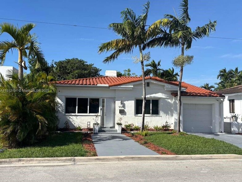 9324 Byron Ave in Surfside, FL - Foto de edificio