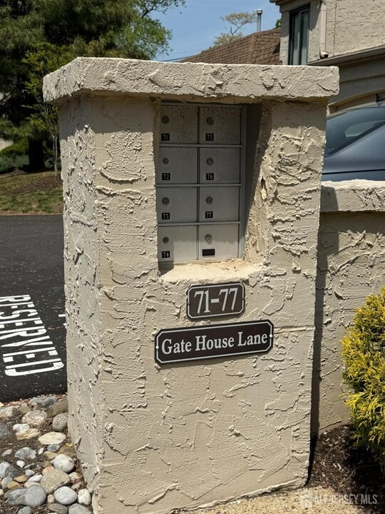 75 Gate House Ln in Edison, NJ - Building Photo