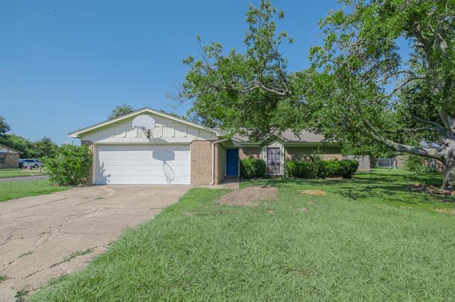 1108 Delta Ct in Benbrook, TX - Building Photo