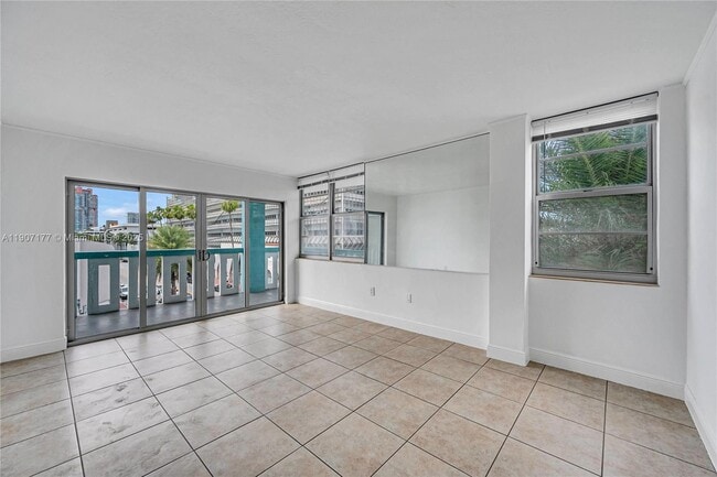 701 Collins Ave in Miami Beach, FL - Building Photo - Building Photo