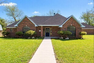 301 Jansen Dr in West Columbia, TX - Building Photo