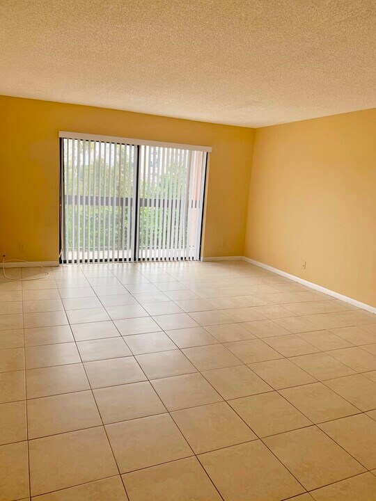 2050 N Congress Ave-Unit -406 in West Palm Beach, FL - Building Photo