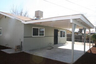 525 Goodman St in Bakersfield, CA - Building Photo