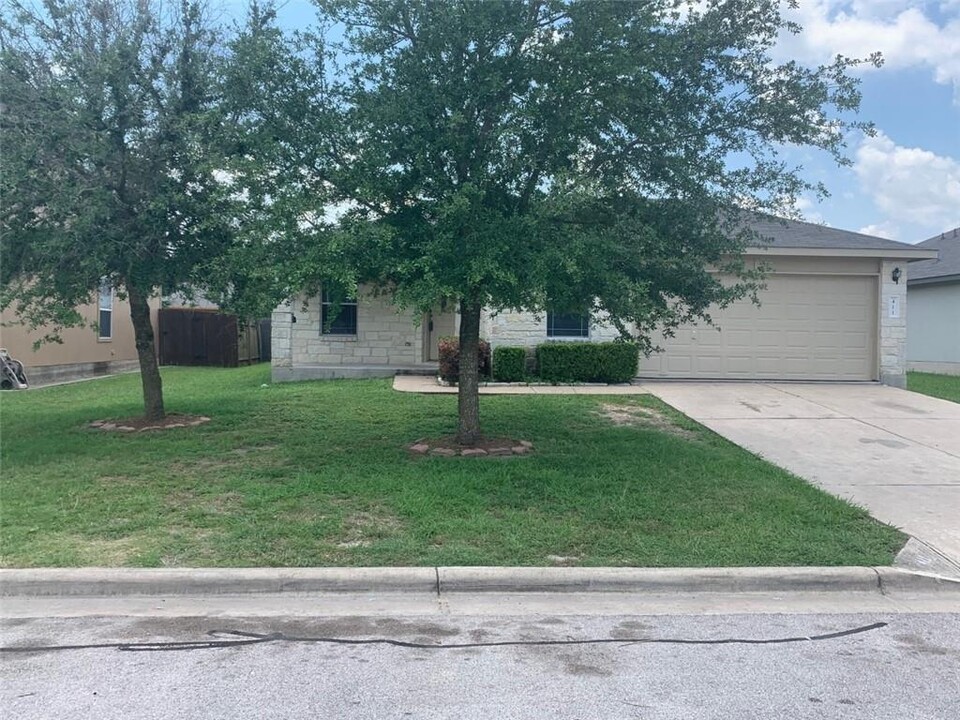411 Quail Hollow Dr in Hutto, TX - Building Photo