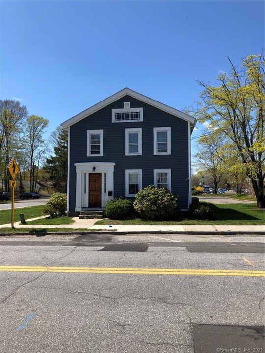 11 Commerce St in Clinton, CT - Building Photo