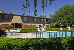 Howe Manor East in Sacramento, CA - Building Photo