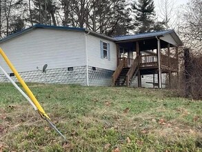 911 Back Valley Rd in Oliver Springs, TN - Building Photo - Building Photo
