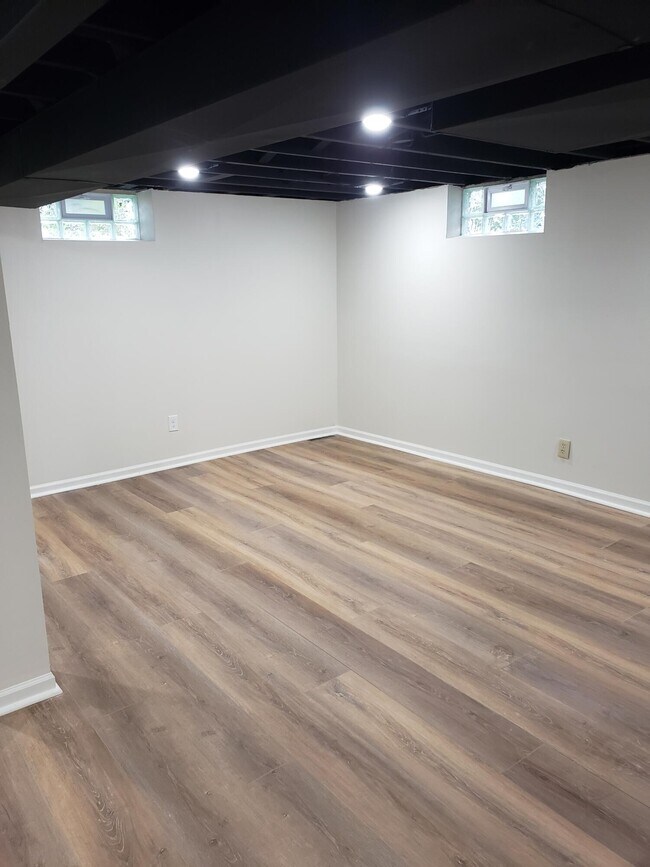 1053 Pine Tree Dr in Ann Arbor, MI - Building Photo - Building Photo