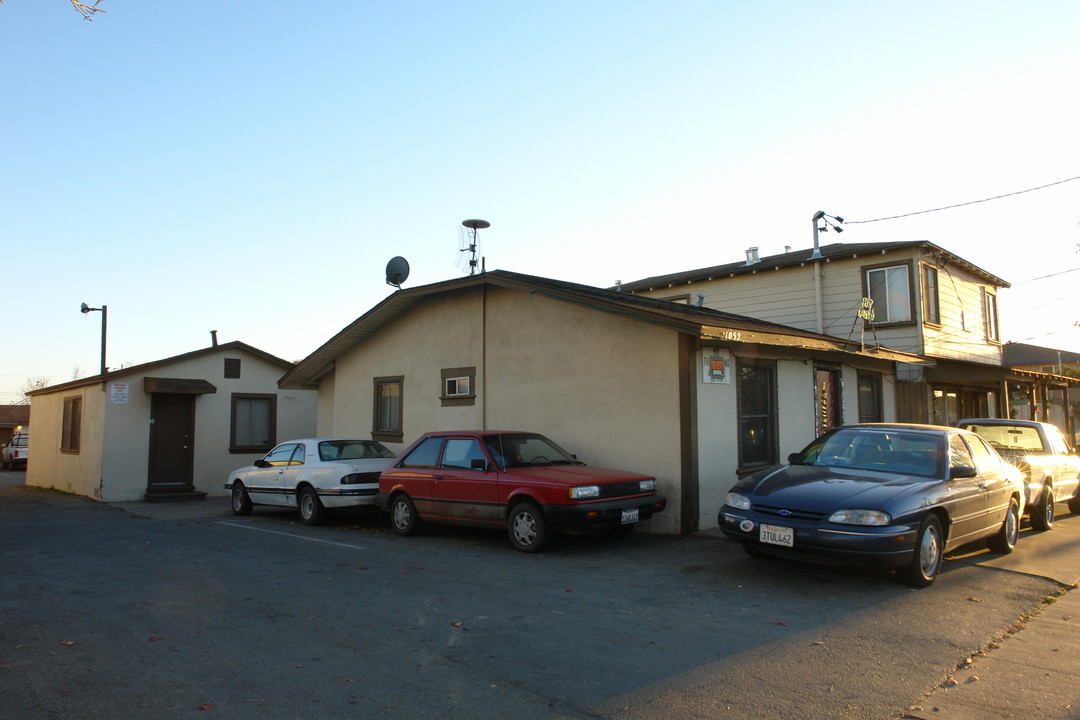 1052 N Sanborn Rd in Salinas, CA - Building Photo