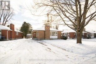 2366 Cheshire Rd in Ottawa, ON - Building Photo