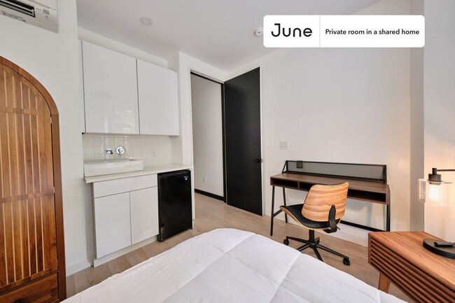 Private bedroom in 4 bed/4 bath Home in Brooklyn, NY - Building Photo - Building Photo