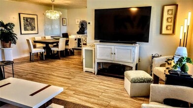 3236 S Lockwood Ridge Rd in Sarasota, FL - Building Photo - Building Photo
