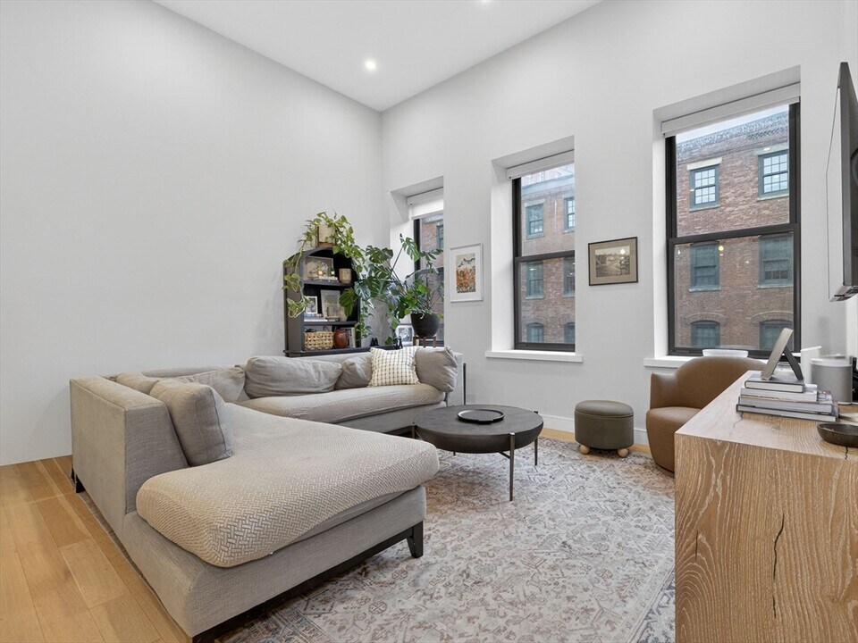 355 Congress St in Boston, MA - Building Photo