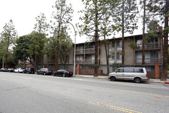 Meadows Apartments in Culver City, CA - Foto de edificio - Building Photo