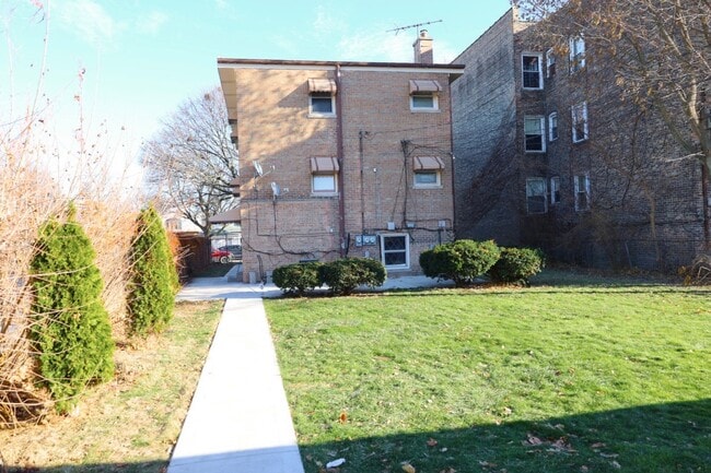 8124 S Calumet Ave, Unit Unit 1 in Chicago, IL - Building Photo - Building Photo