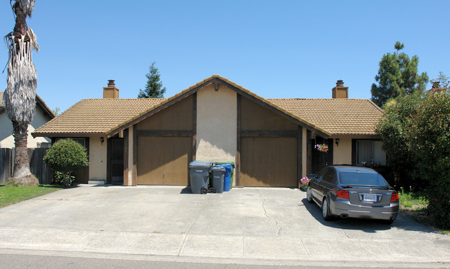 109-111 Bond Ave in Petaluma, CA - Building Photo - Building Photo