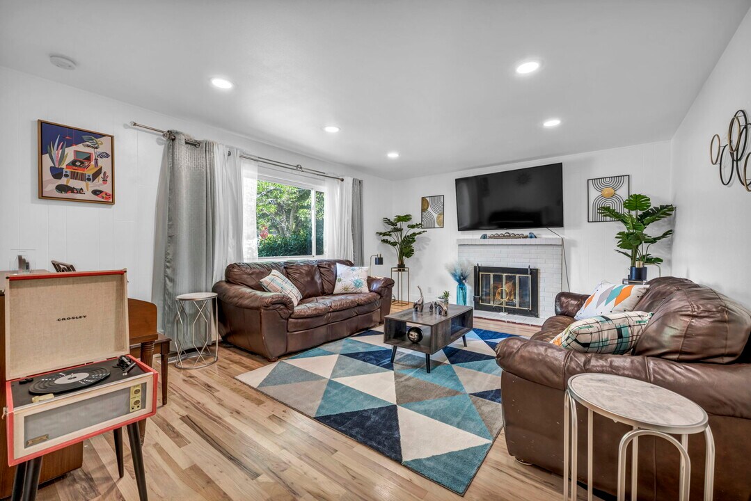 405 Gregory Way in Sparks, NV - Building Photo