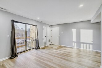 2252 Abbeywood Dr in Lisle, IL - Building Photo - Building Photo