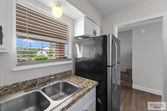 805 Continental Dr, Unit #3 in Brownsville, TX - Foto de edificio - Building Photo