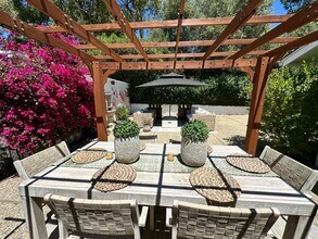 450 Santa Rosa Ln in Montecito, CA - Foto de edificio - Building Photo