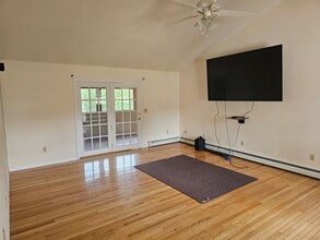 585 High St, Unit 1 in Candia, NH - Foto de edificio - Building Photo