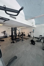 484 NW 165th St in Miami, FL - Building Photo - Building Photo