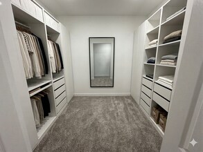 1663 Veteran Ave, Unit 206 in Los Angeles, CA - Foto de edificio - Building Photo