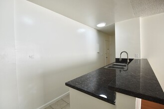 4414 Woodman Ave in Los Angeles, CA - Foto de edificio - Building Photo