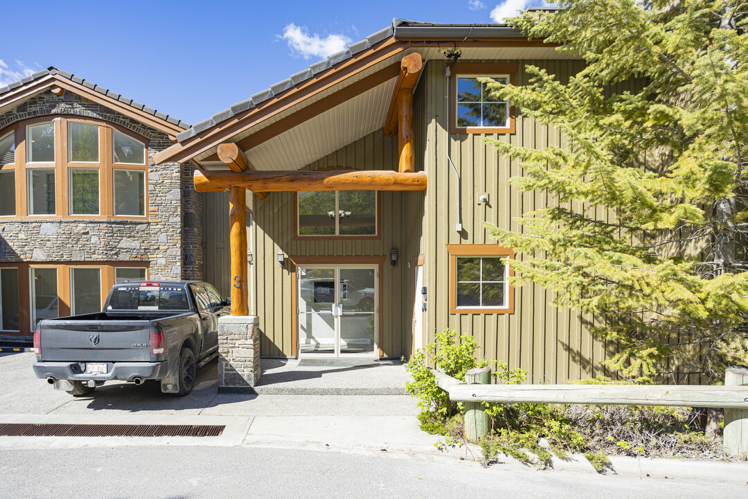 3 Aspen Gln in Canmore, AB - Building Photo