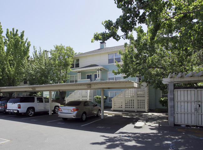 Sunset Creek Apartments in Fairfield, CA - Building Photo - Building Photo