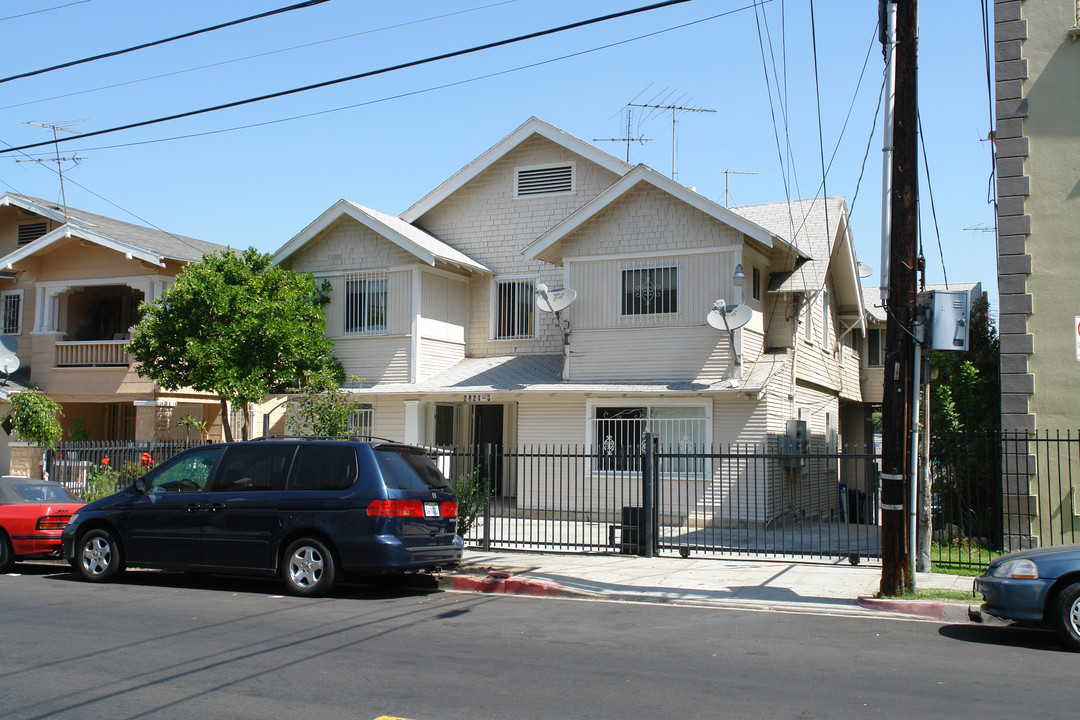 2821 San Marino St in Los Angeles, CA - Building Photo