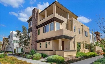 118 Interval in Irvine, CA - Foto de edificio - Building Photo