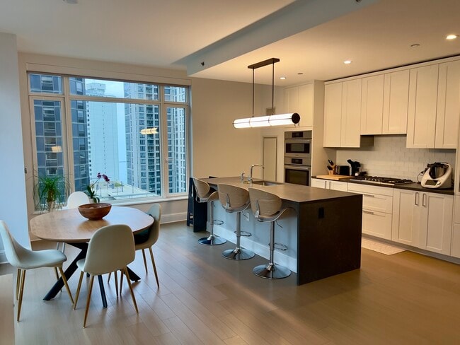 514 N Peshtigo Ct in Chicago, IL - Building Photo - Building Photo