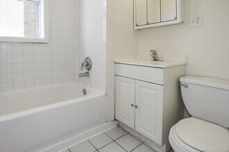 2326 N Southport Ave, Unit 2 in Chicago, IL - Building Photo - Building Photo