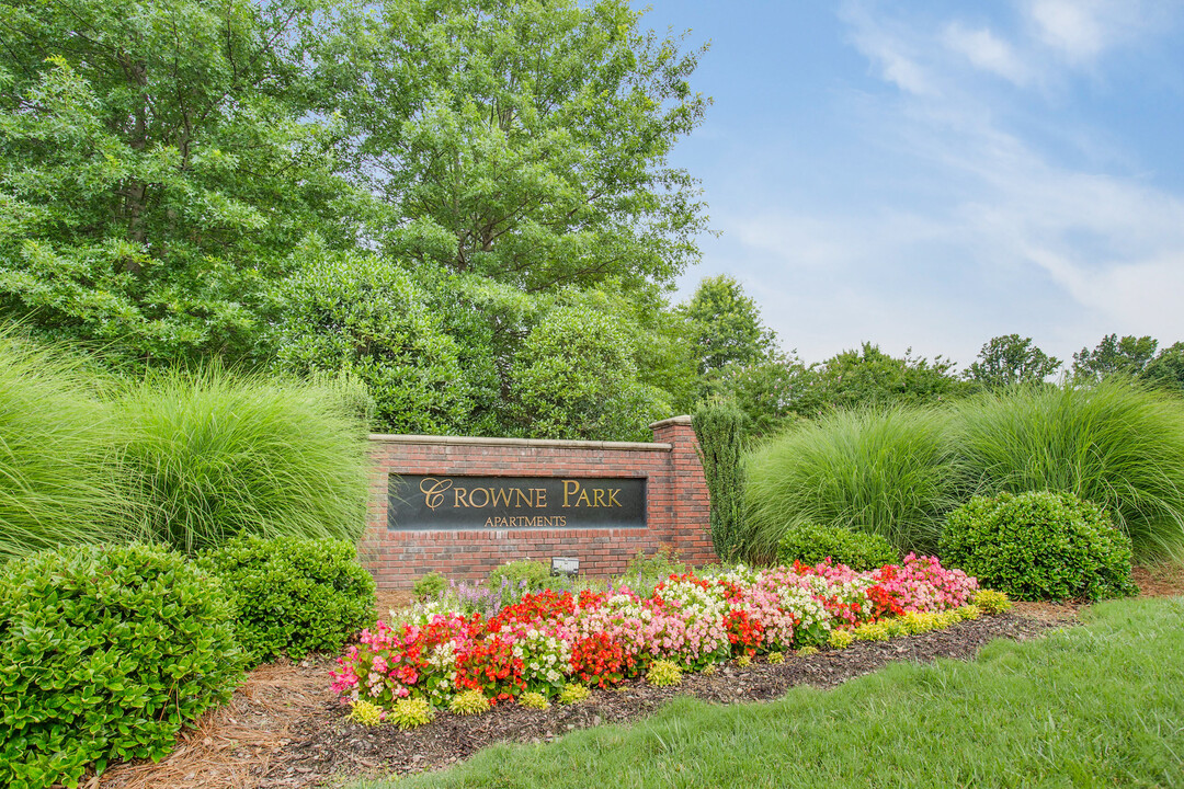 Crowne Park in Winston-Salem, NC - Building Photo