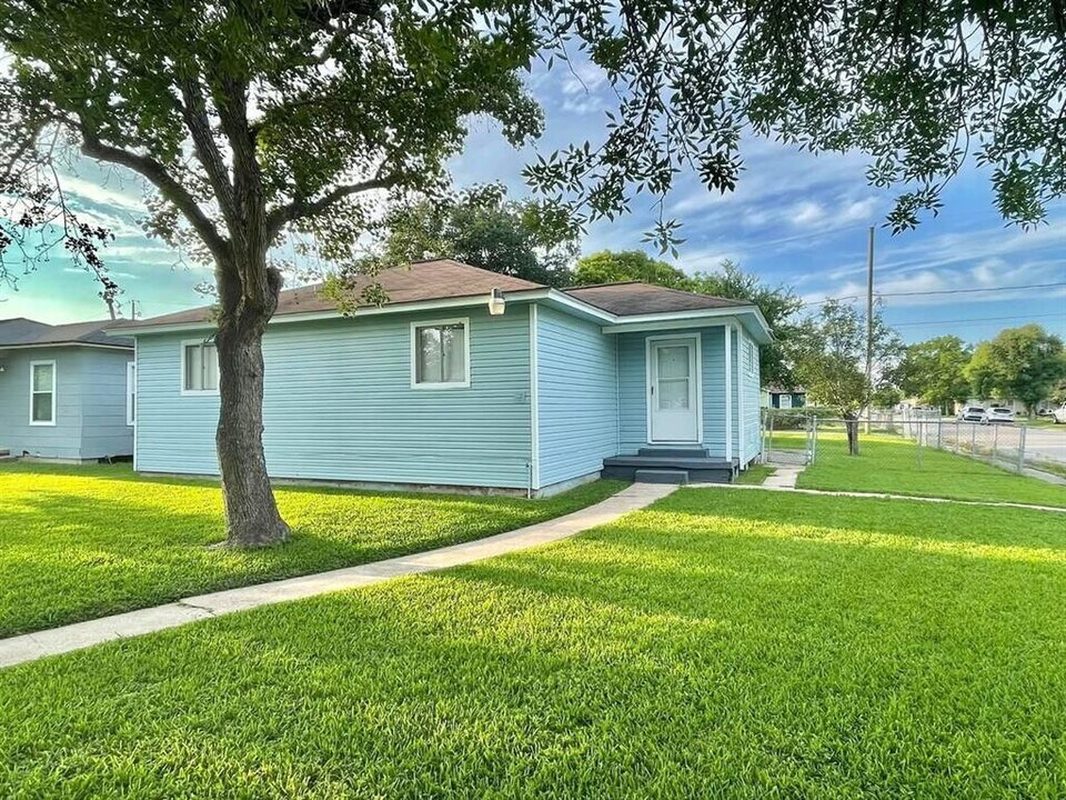 1502 W 7th St in Freeport, TX - Building Photo