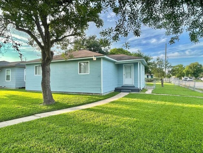 property at 1502 W 7th St