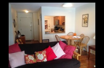 803 Centre St, Unit T in Boston, MA - Building Photo - Building Photo