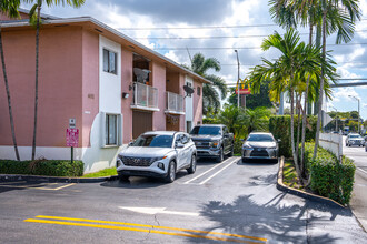 Villamore in Hialeah, FL - Building Photo - Building Photo