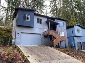 10 Green Hill Road in Bellingham, WA - Building Photo