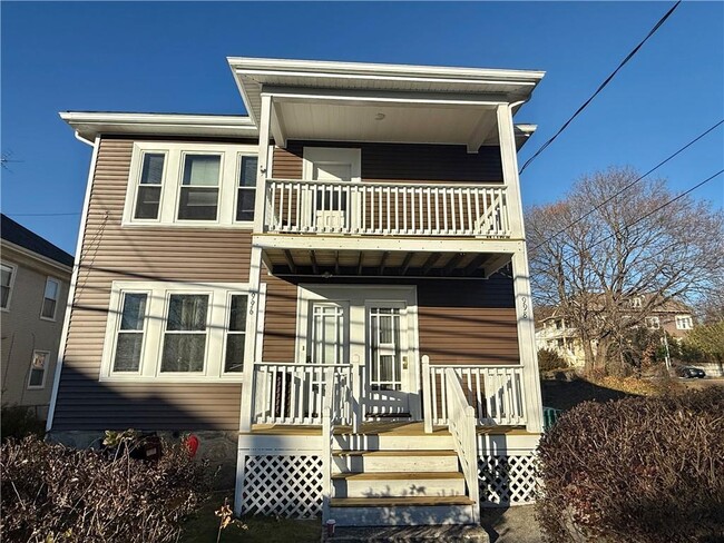 998 Cass Ave in Woonsocket, RI - Foto de edificio - Building Photo